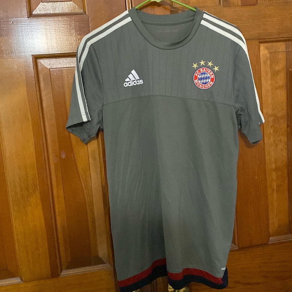 Men’s adidas grey size M FC Bayern Munchen warm up jersey with embroidered patch